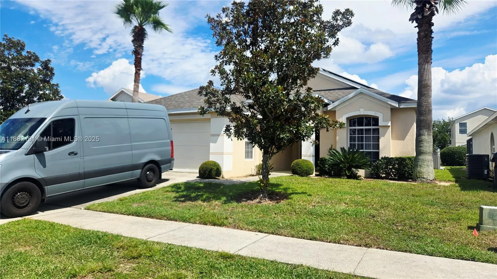 915 Lockbreeze Dr