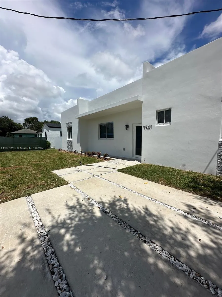 1741 NW 76th St