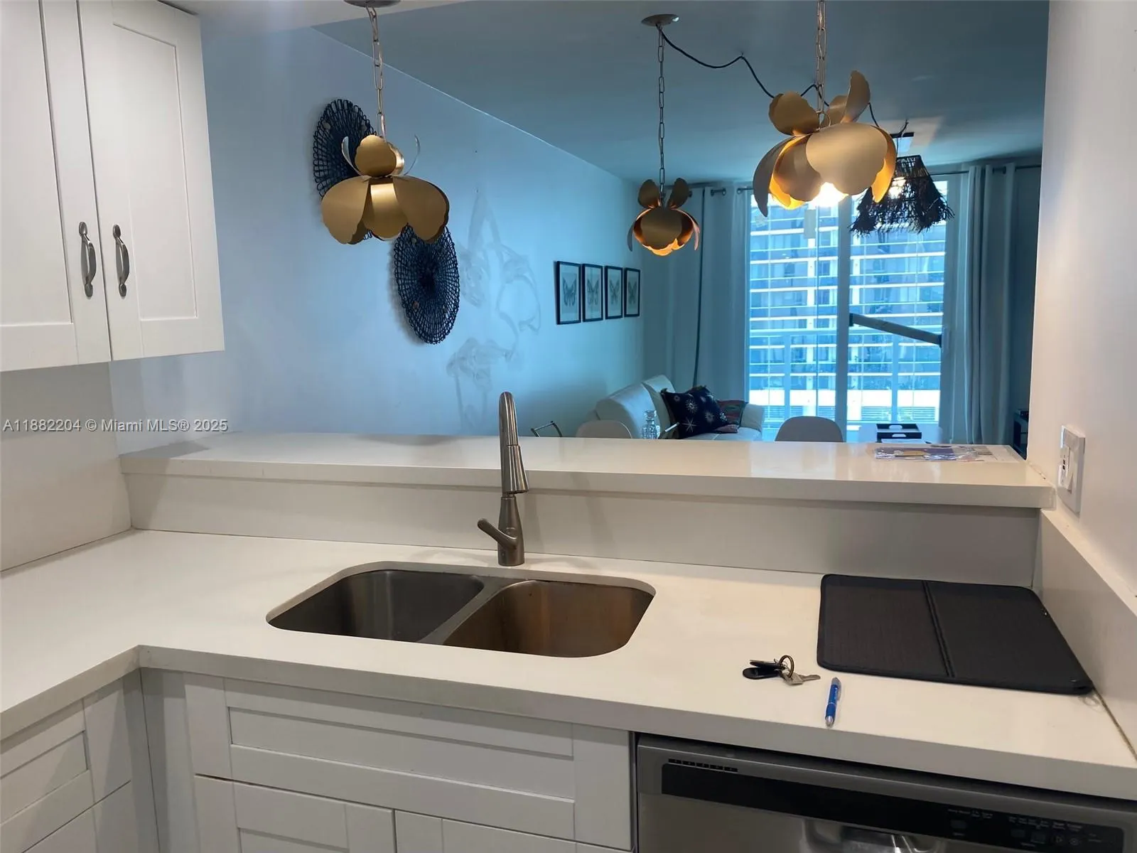 5880 Collins Ave, #902
