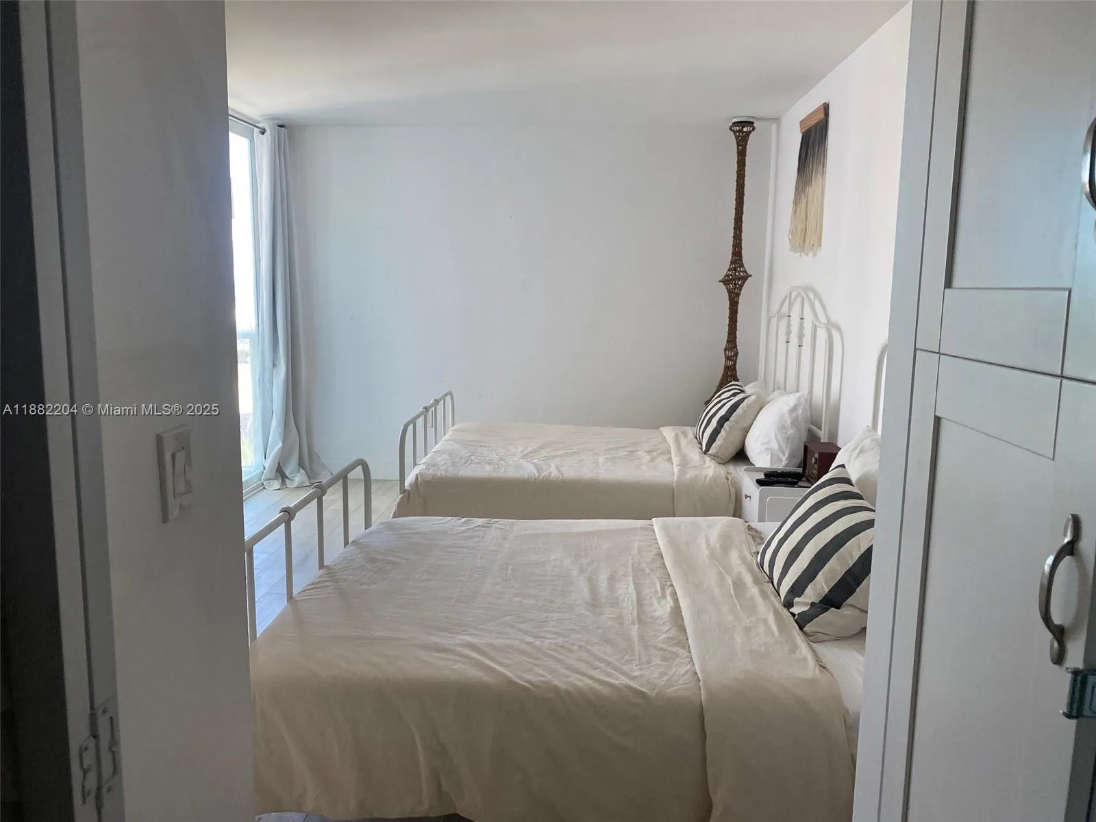 5880 Collins Ave, #902
