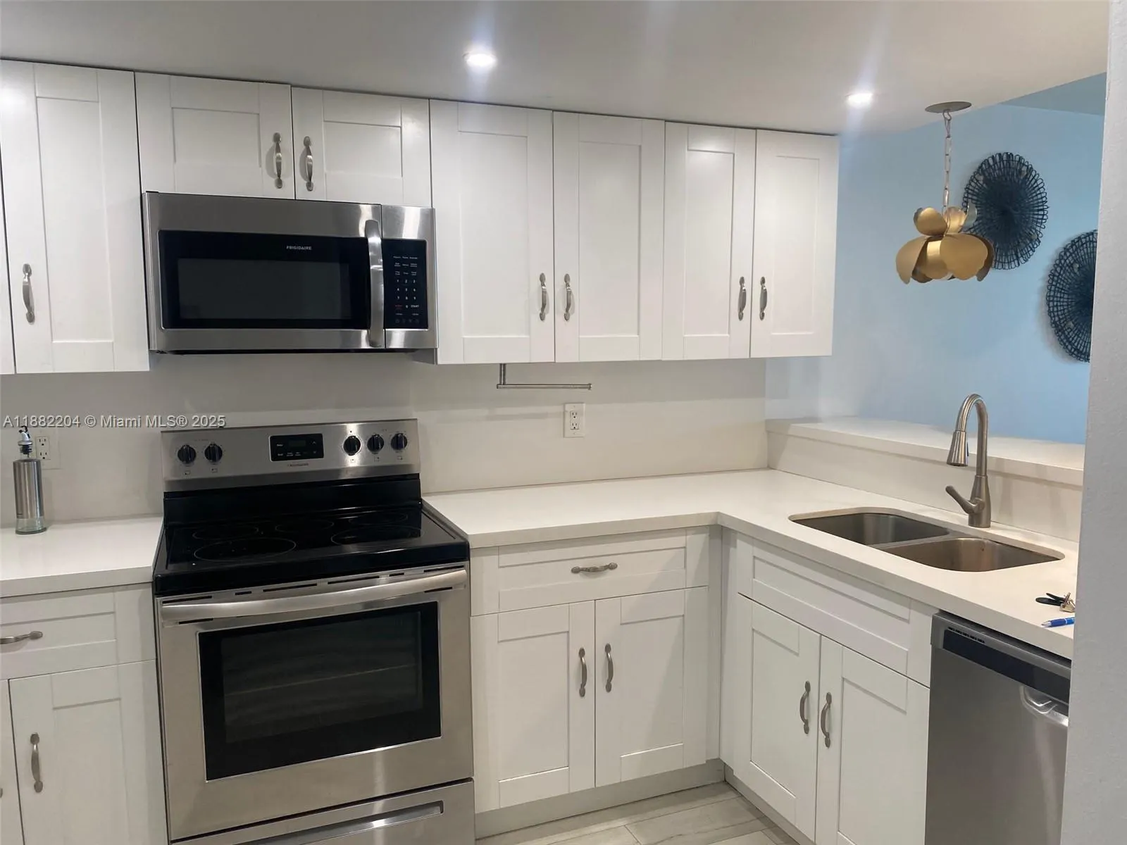 5880 Collins Ave, #902