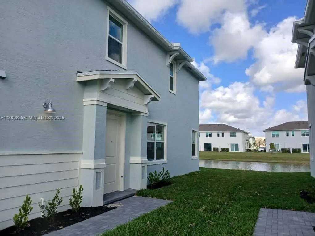 519 SE Rivergrass St, #519