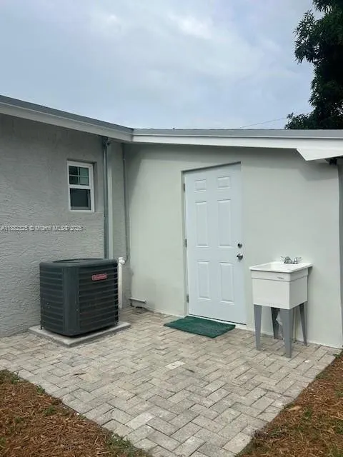3040 NW 20th St