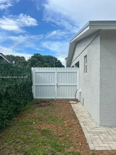 3040 NW 20th St