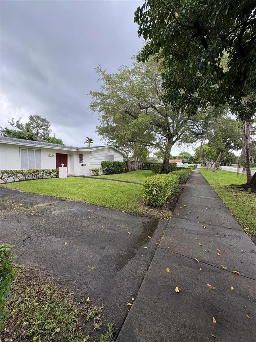 8285 SW 104th St