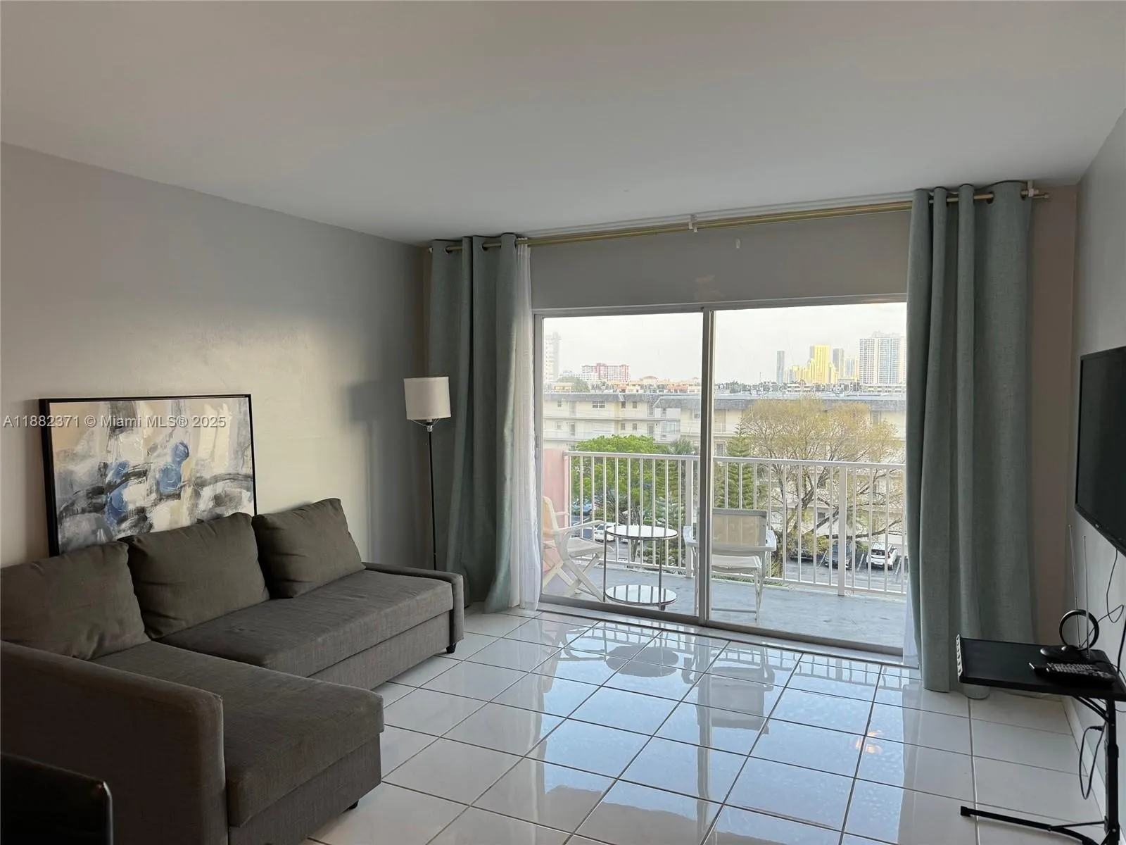 2200 E Hallandale Beach Blvd, #512