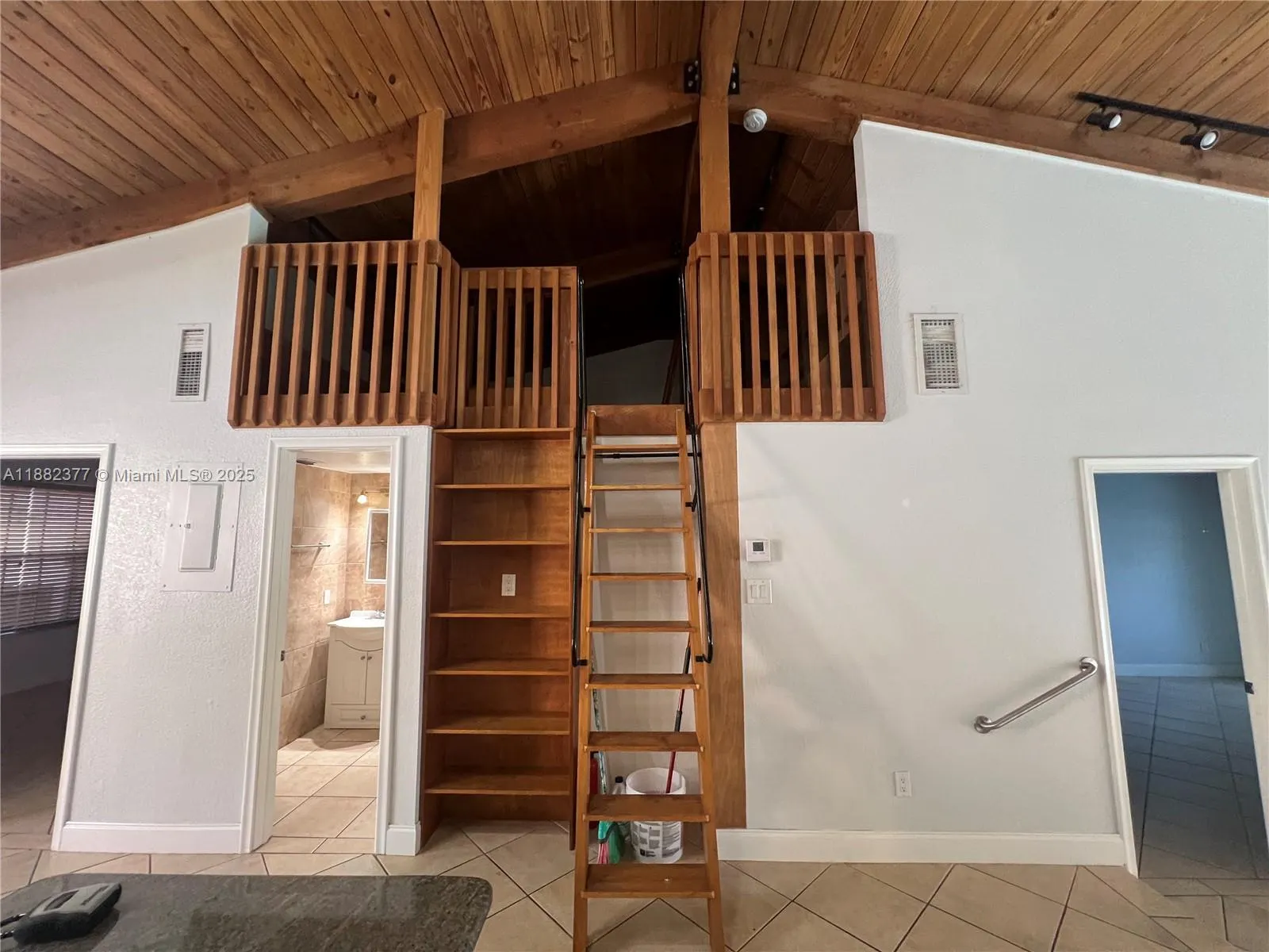 2908 N 35th Ter, #2908