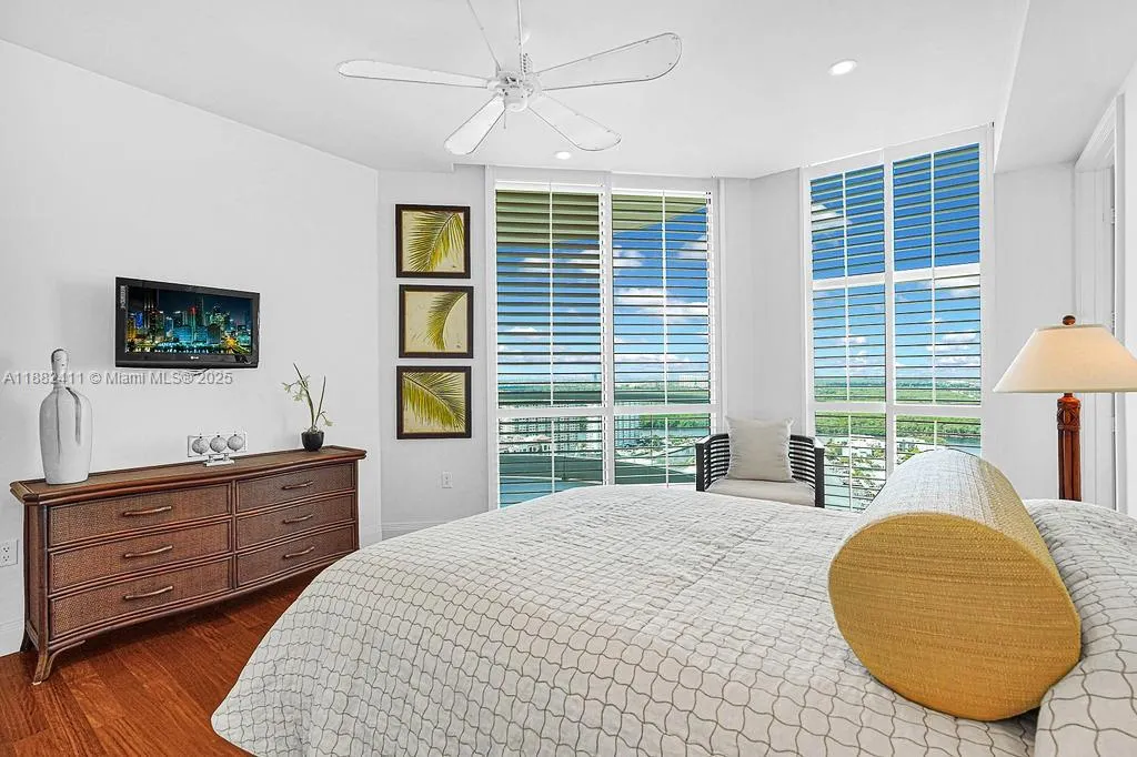 16047 Collins Ave, #2904