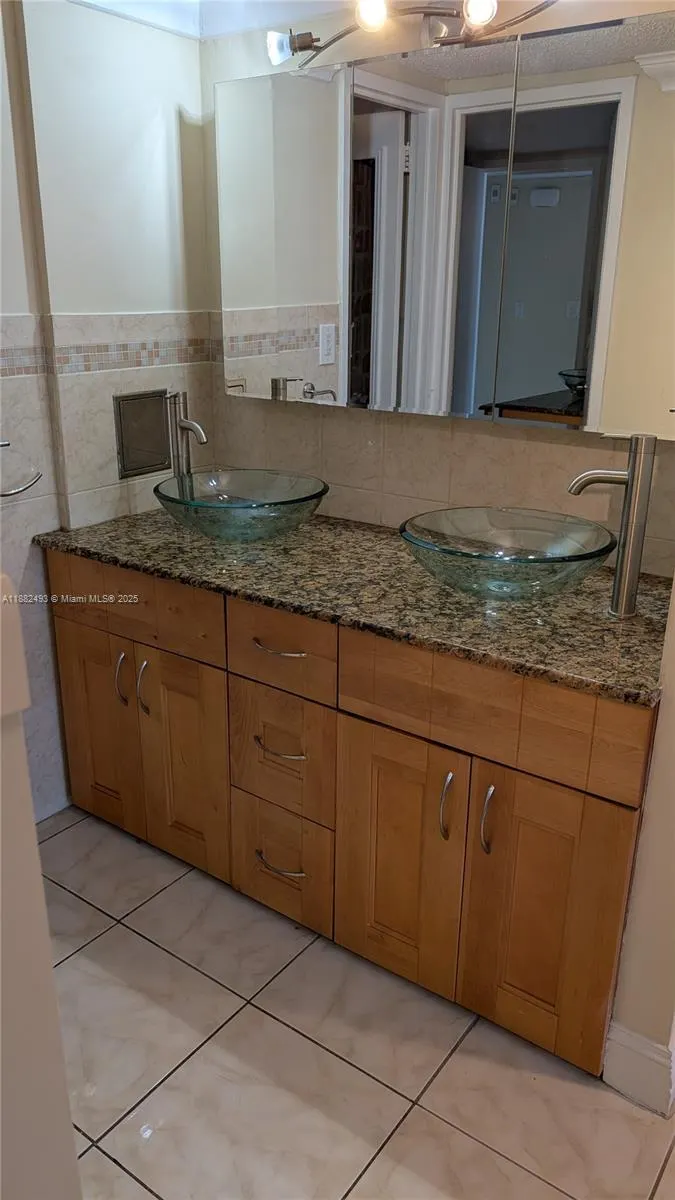 5701 Collins Ave, #1105