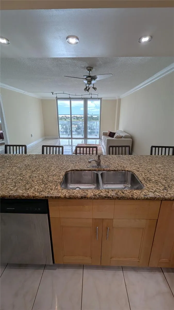 5701 Collins Ave, #1105