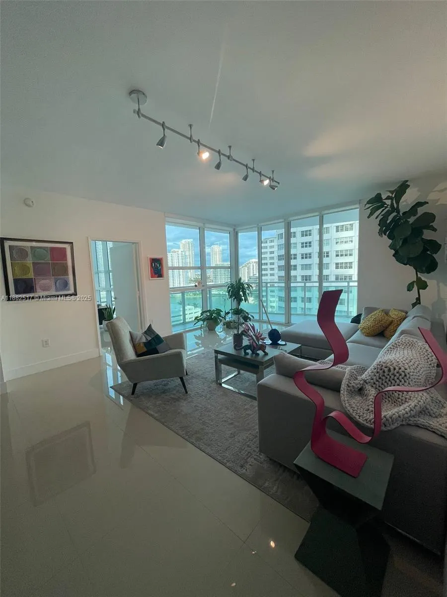 950 Brickell Bay Dr, #1210