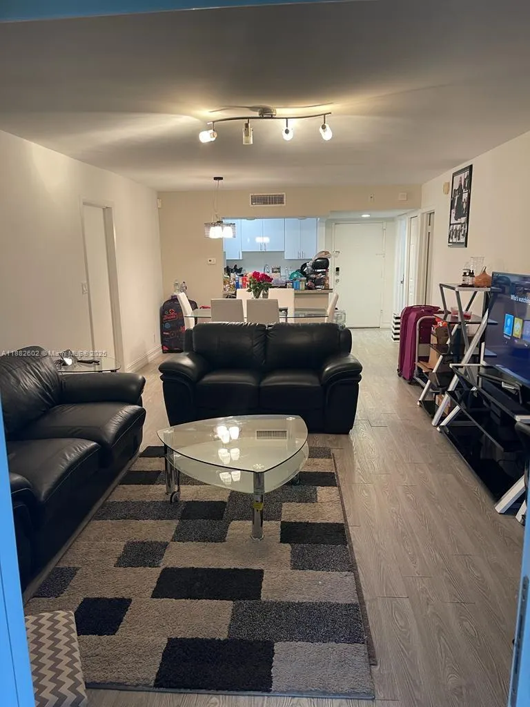 100 Lakeview Dr, #207