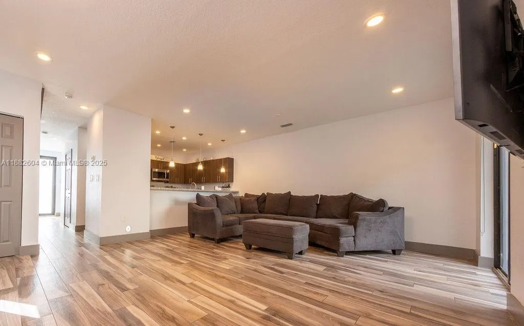 2061 Washington Ave, #4