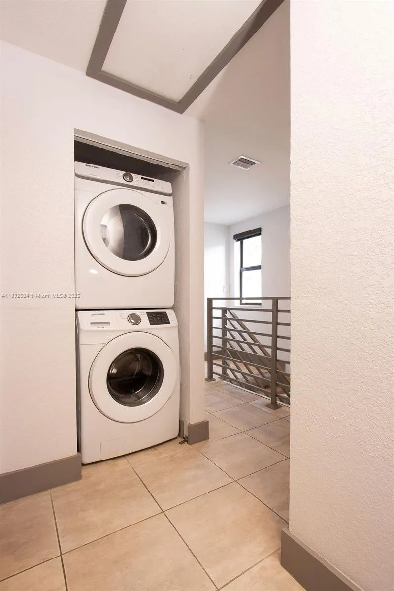 2061 Washington Ave, #4