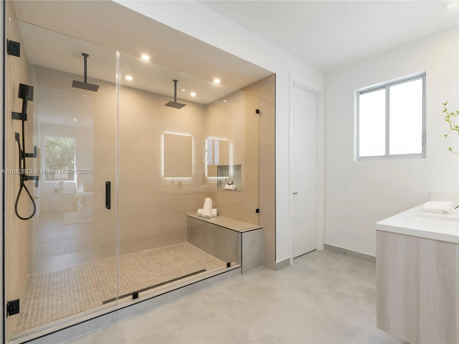 736 NE 14th Ave