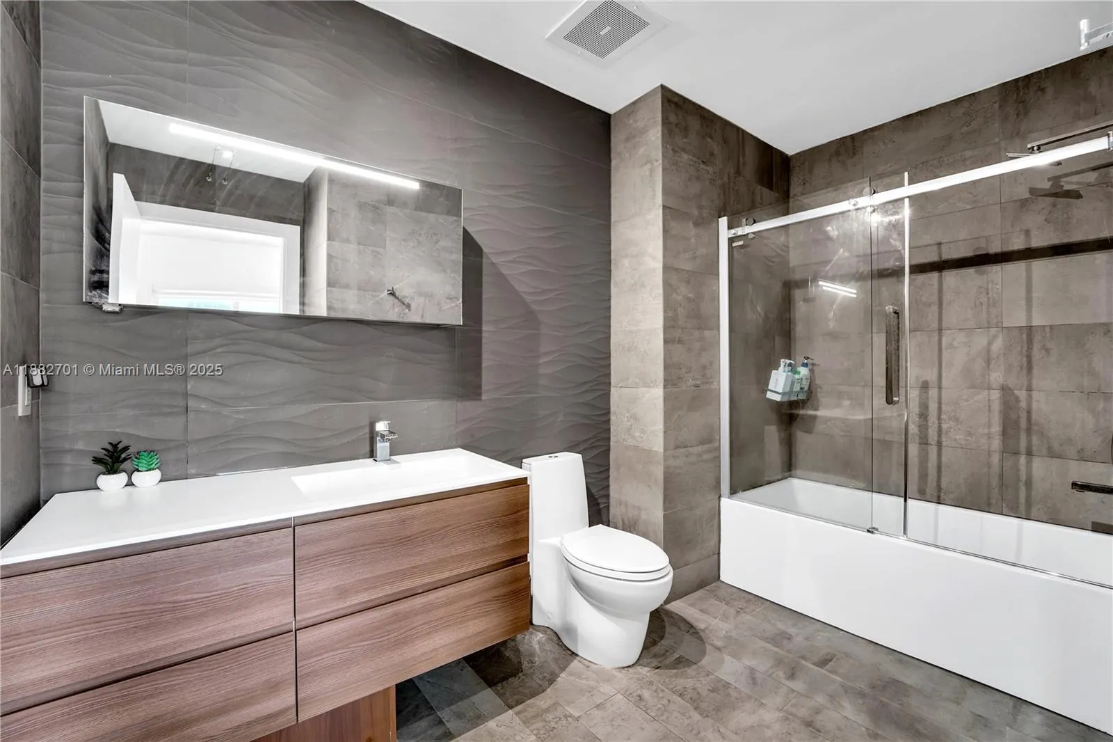 133 NE 2nd Ave, #3106