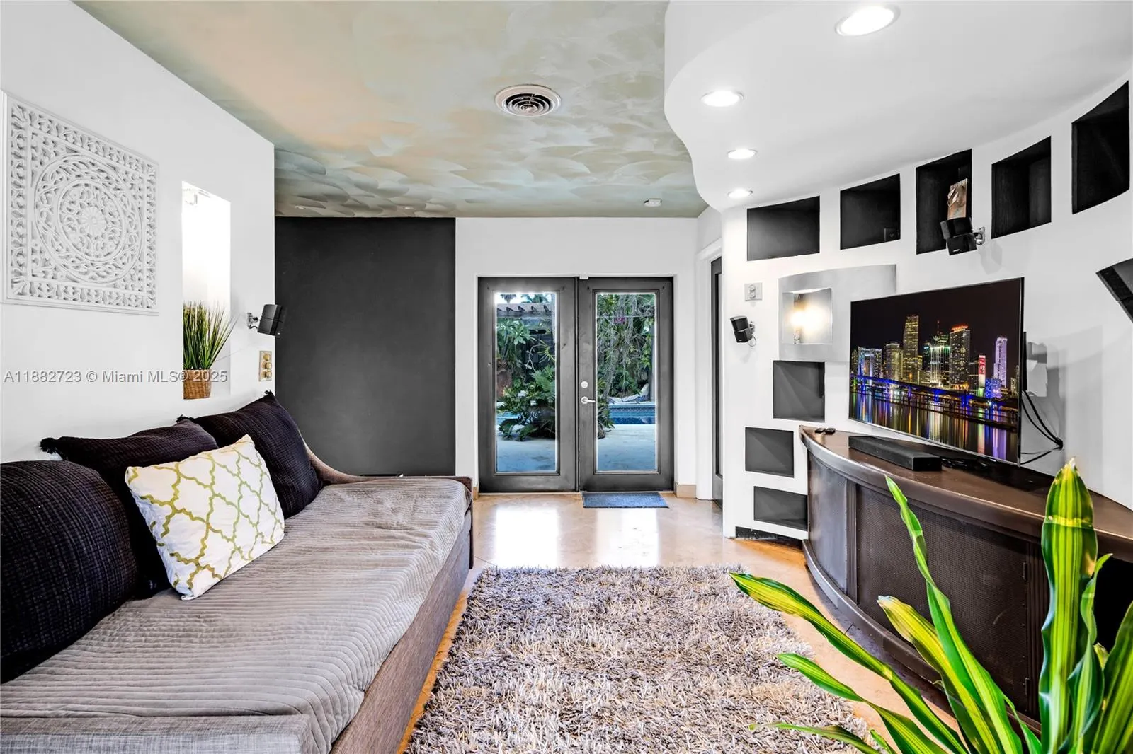 1930 NW 32nd Ct