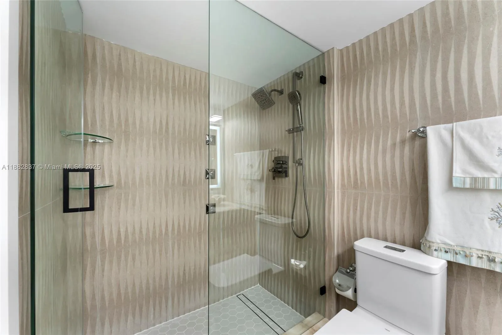 5900 Collins Ave, #604