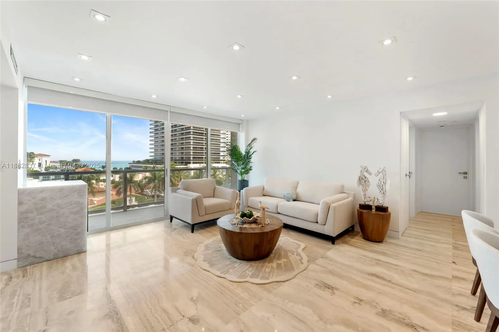 5900 Collins Ave, #604