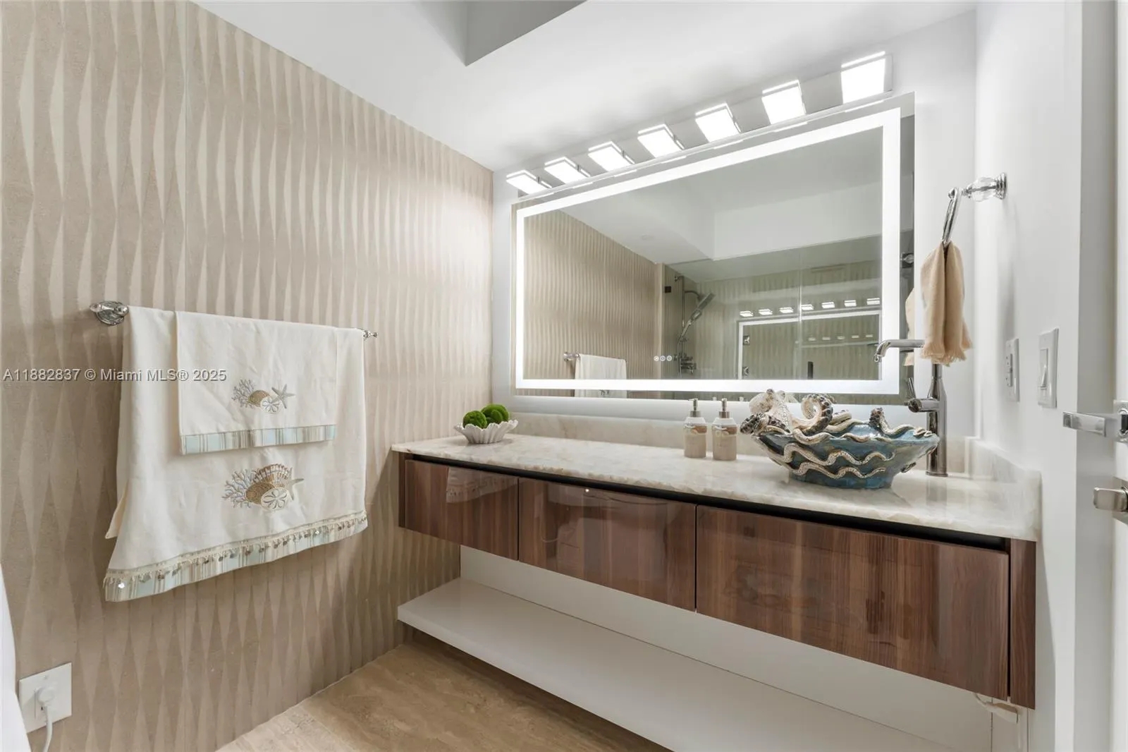 5900 Collins Ave, #604