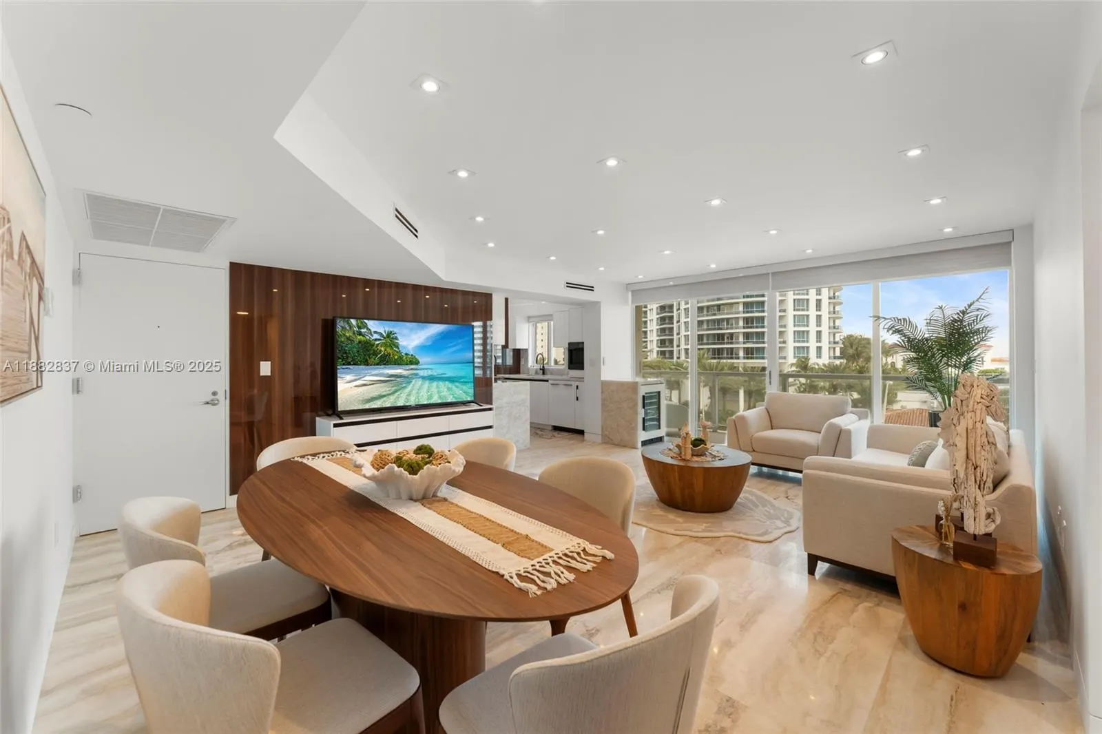 5900 Collins Ave, #604