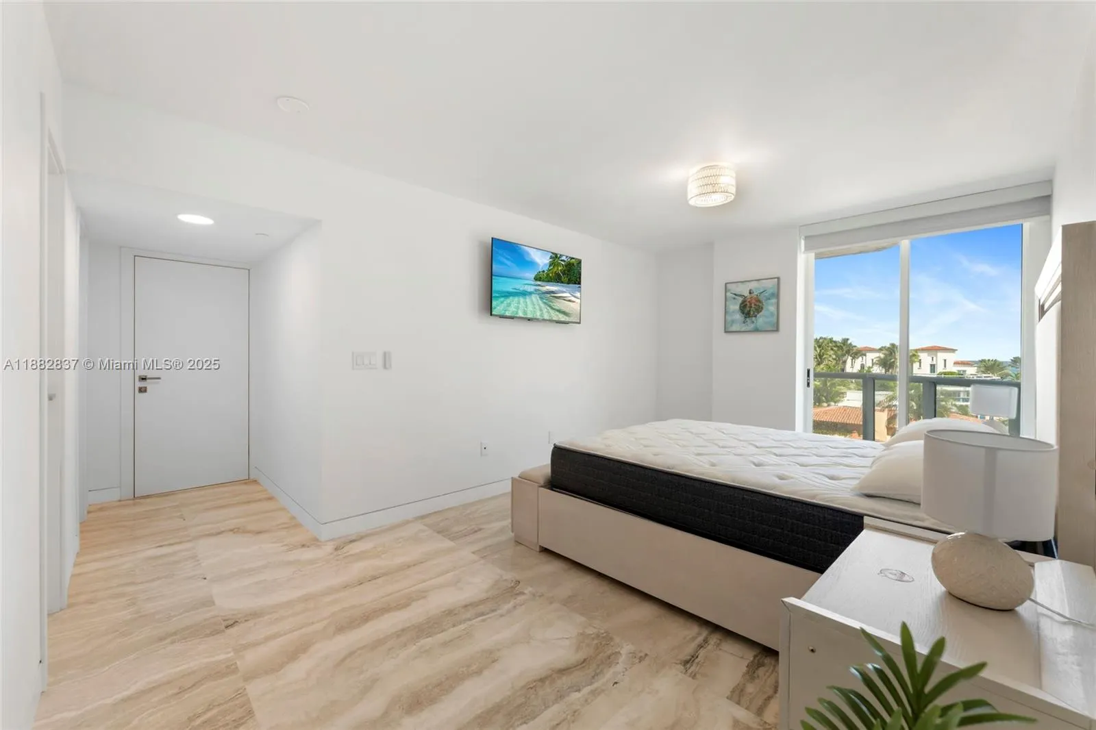 5900 Collins Ave, #604
