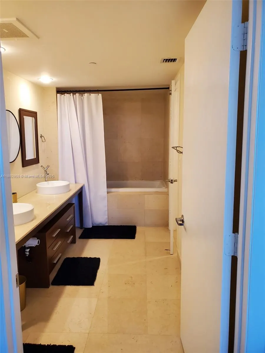 495 Brickell Ave, #707