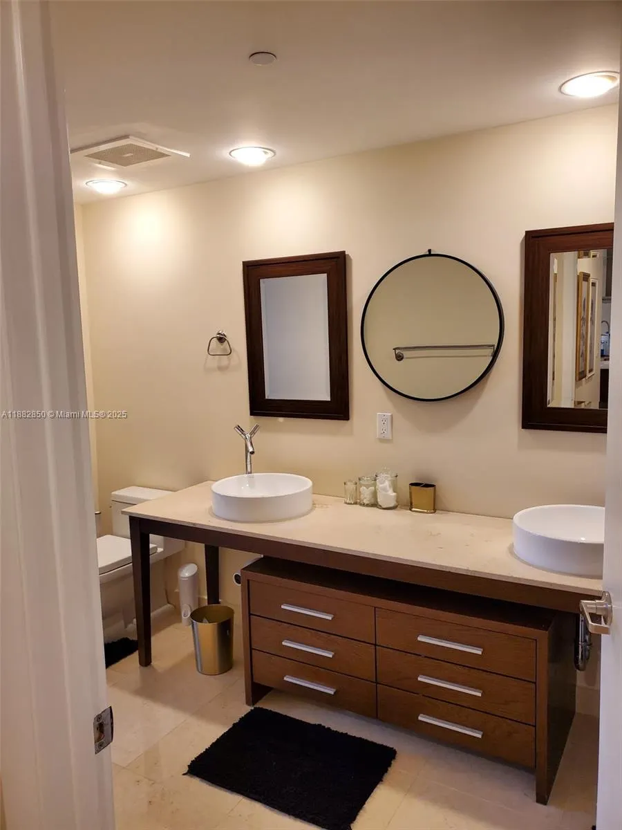 495 Brickell Ave, #707