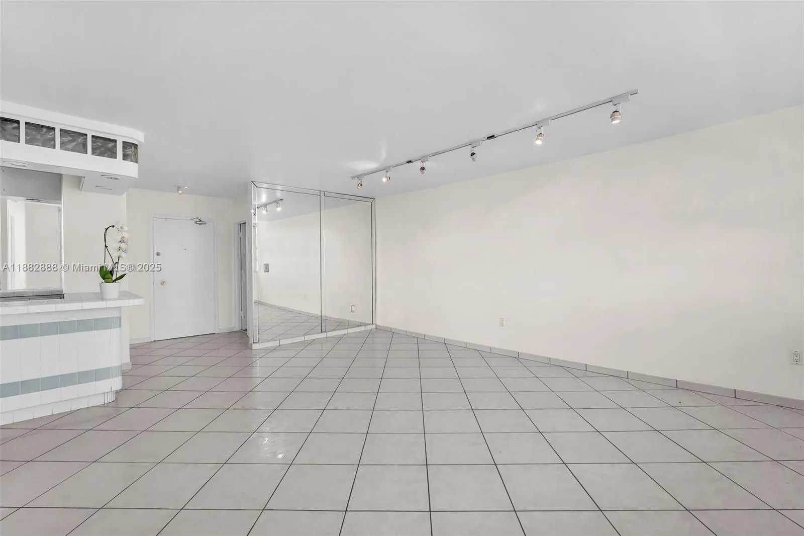 5313 Collins Ave, #502