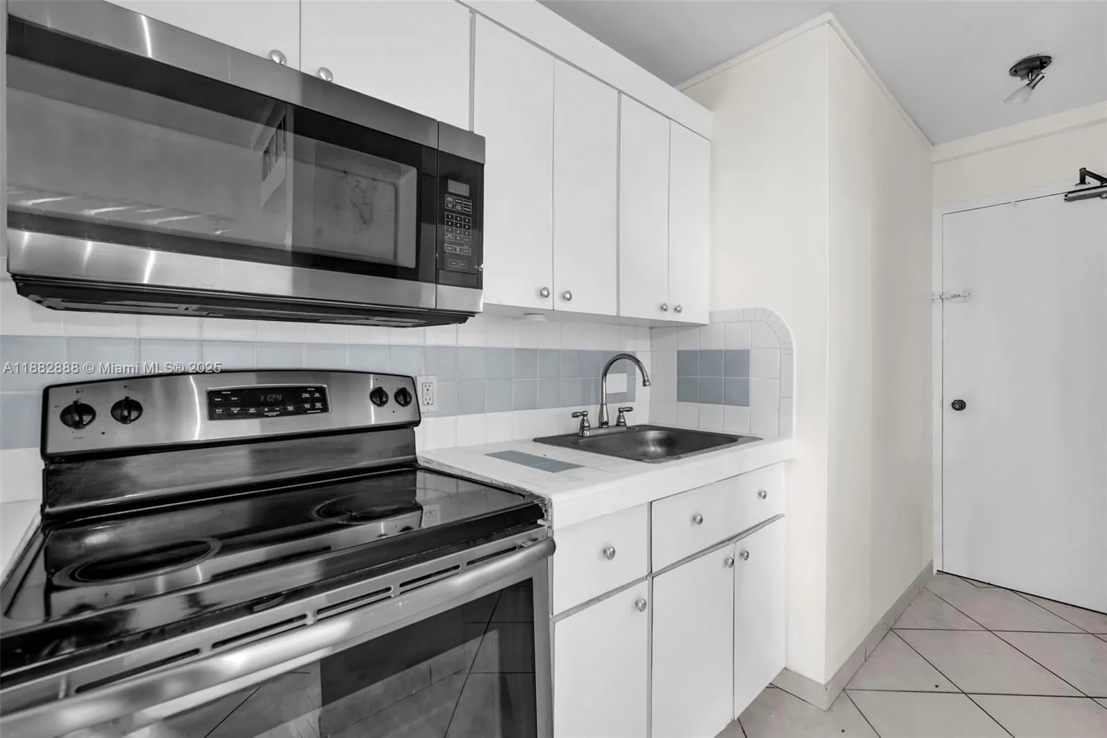 5313 Collins Ave, #502