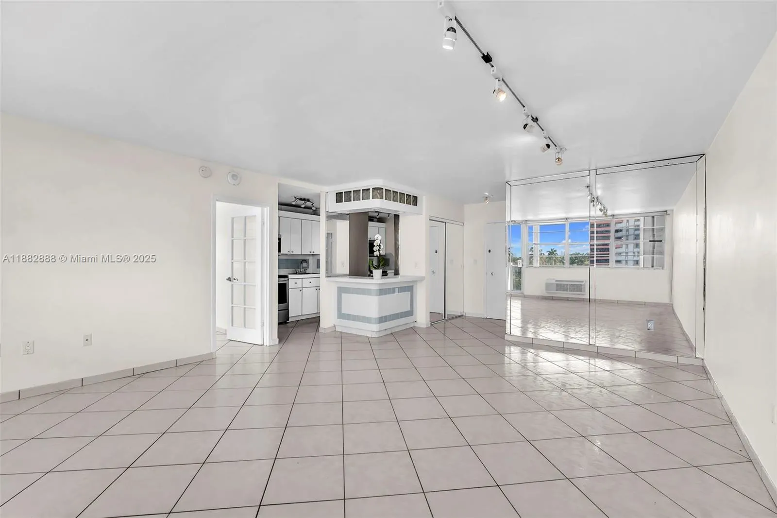 5313 Collins Ave, #502