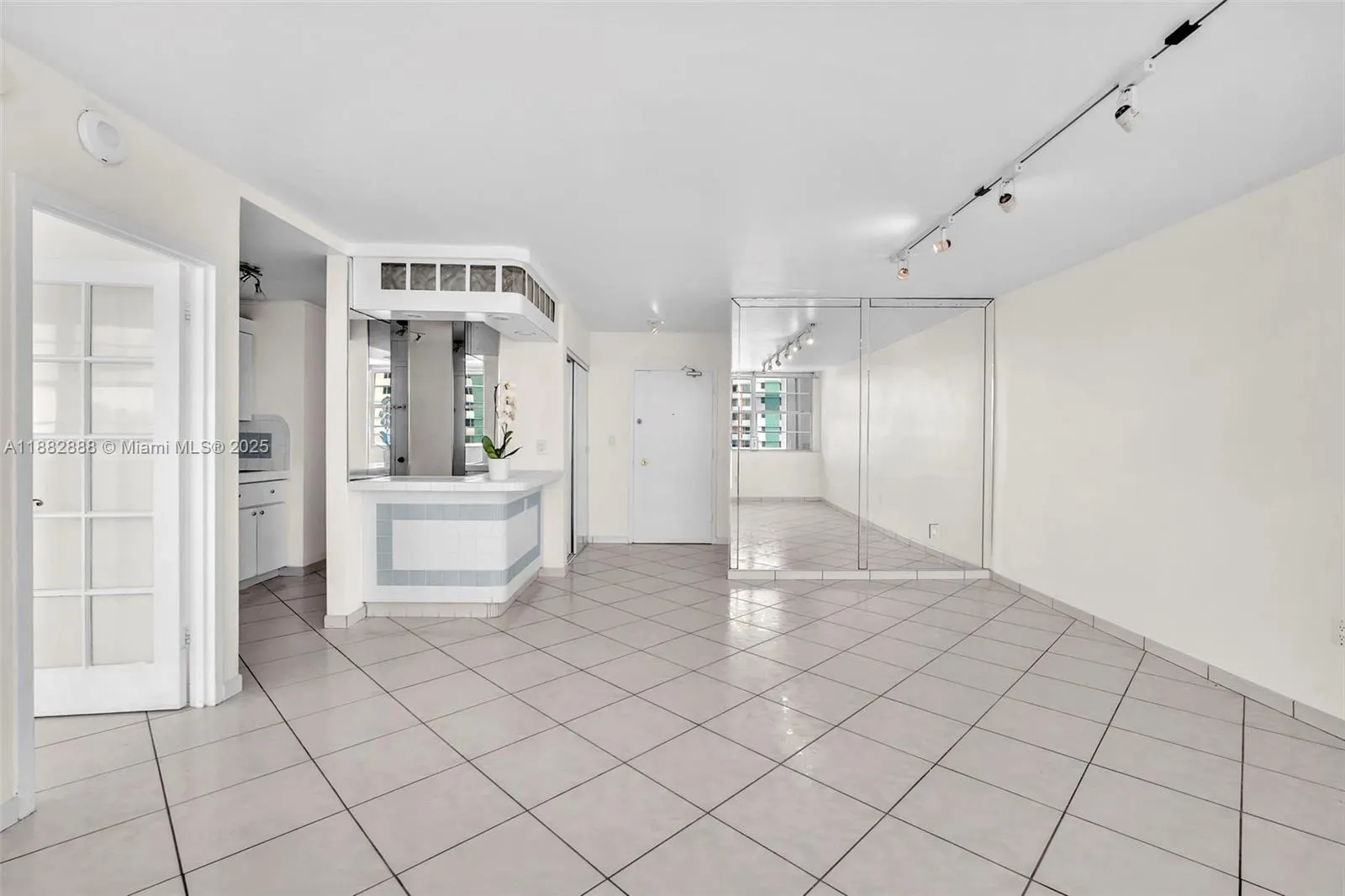 5313 Collins Ave, #502