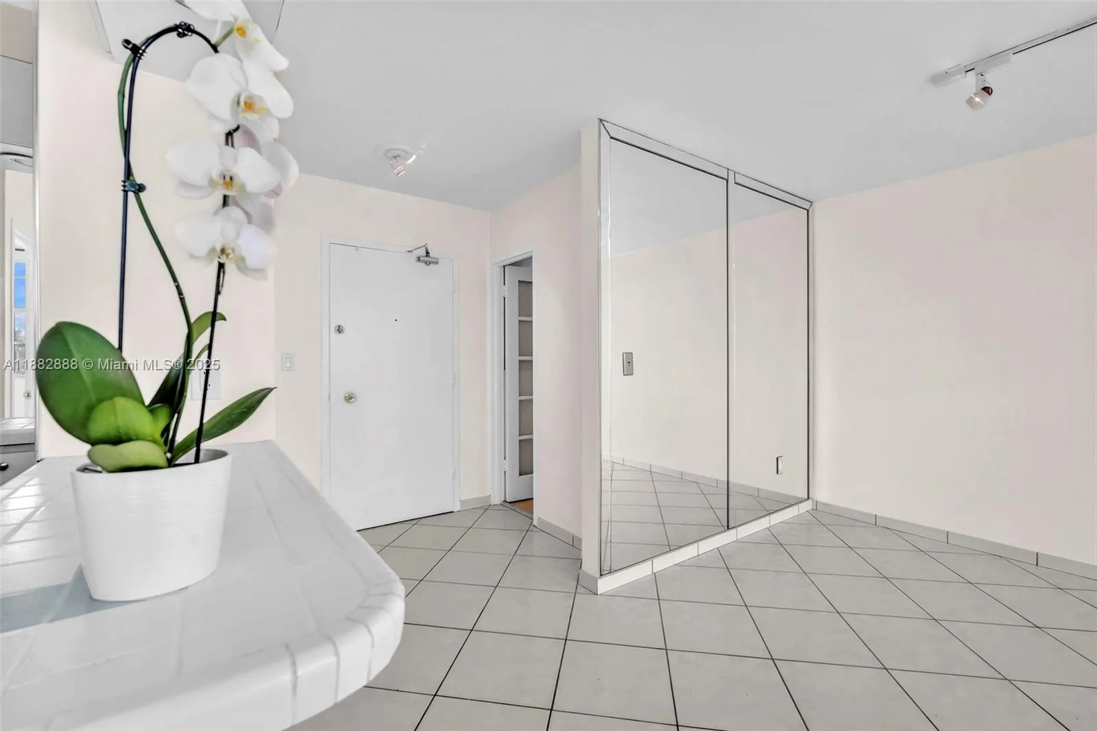5313 Collins Ave, #502