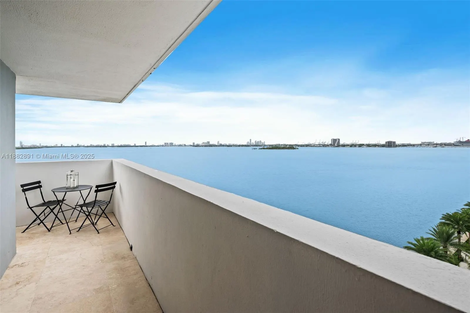 555 NE 30th St, #901