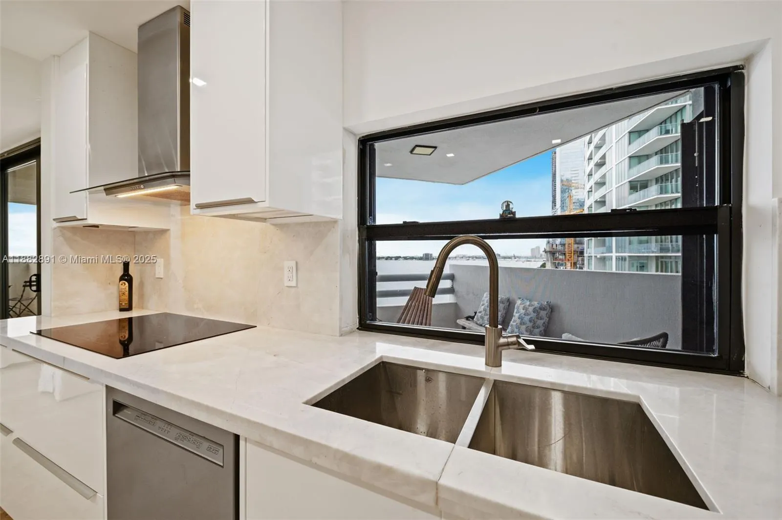 555 NE 30th St, #901