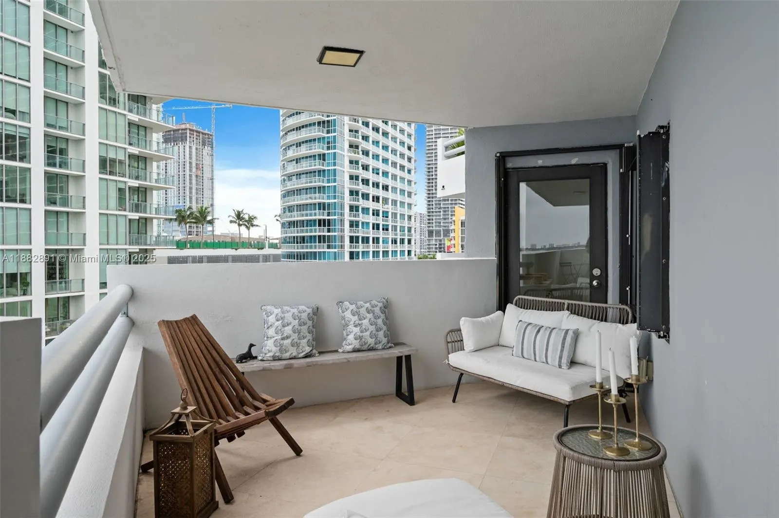 555 NE 30th St, #901