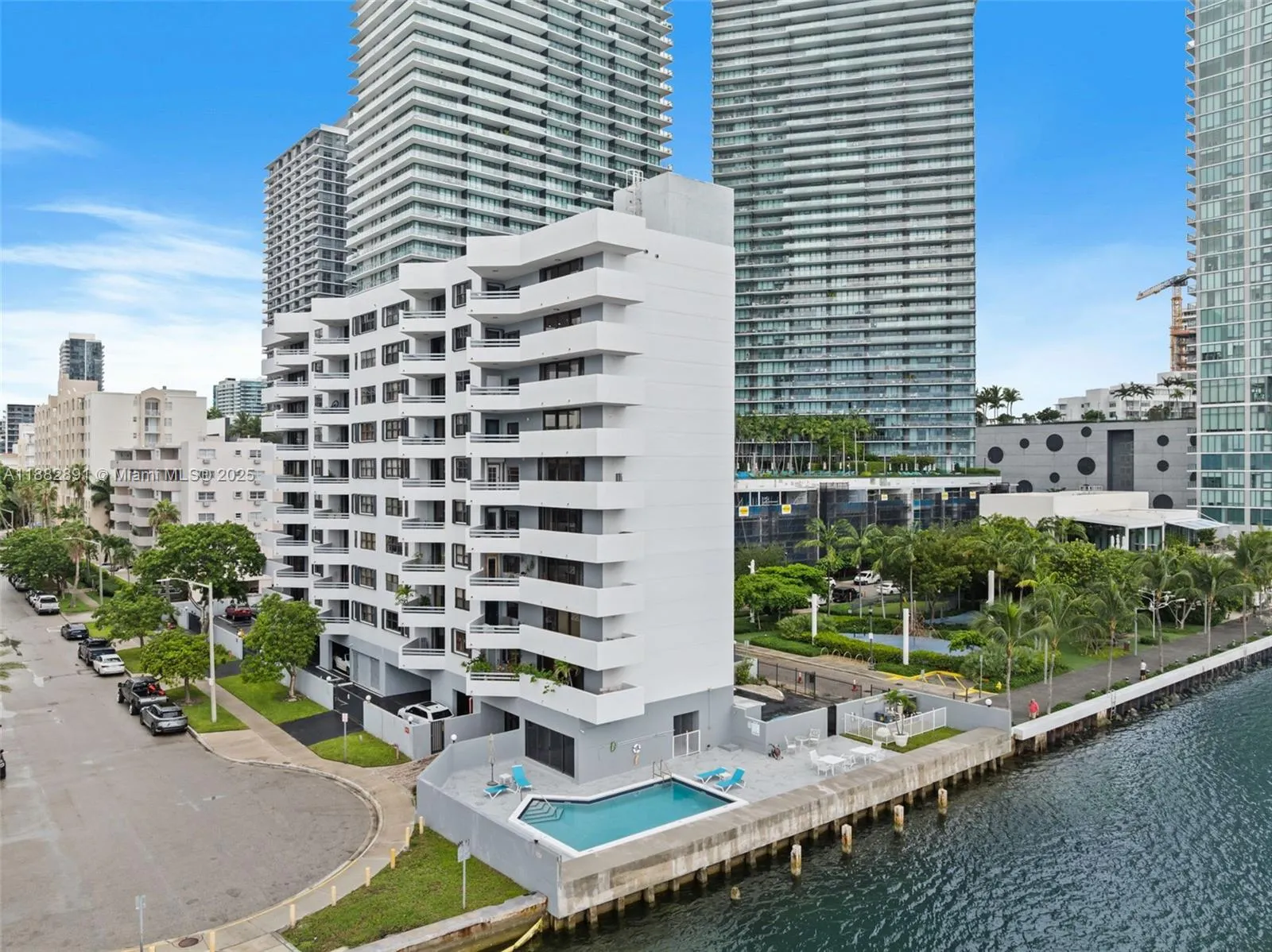555 NE 30th St, #901