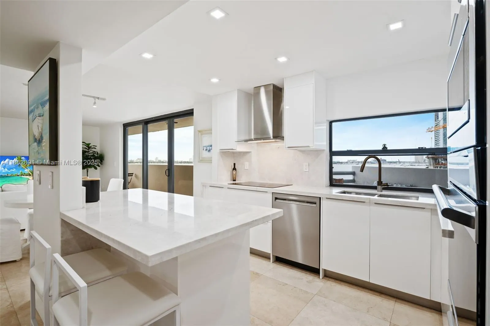 555 NE 30th St, #901