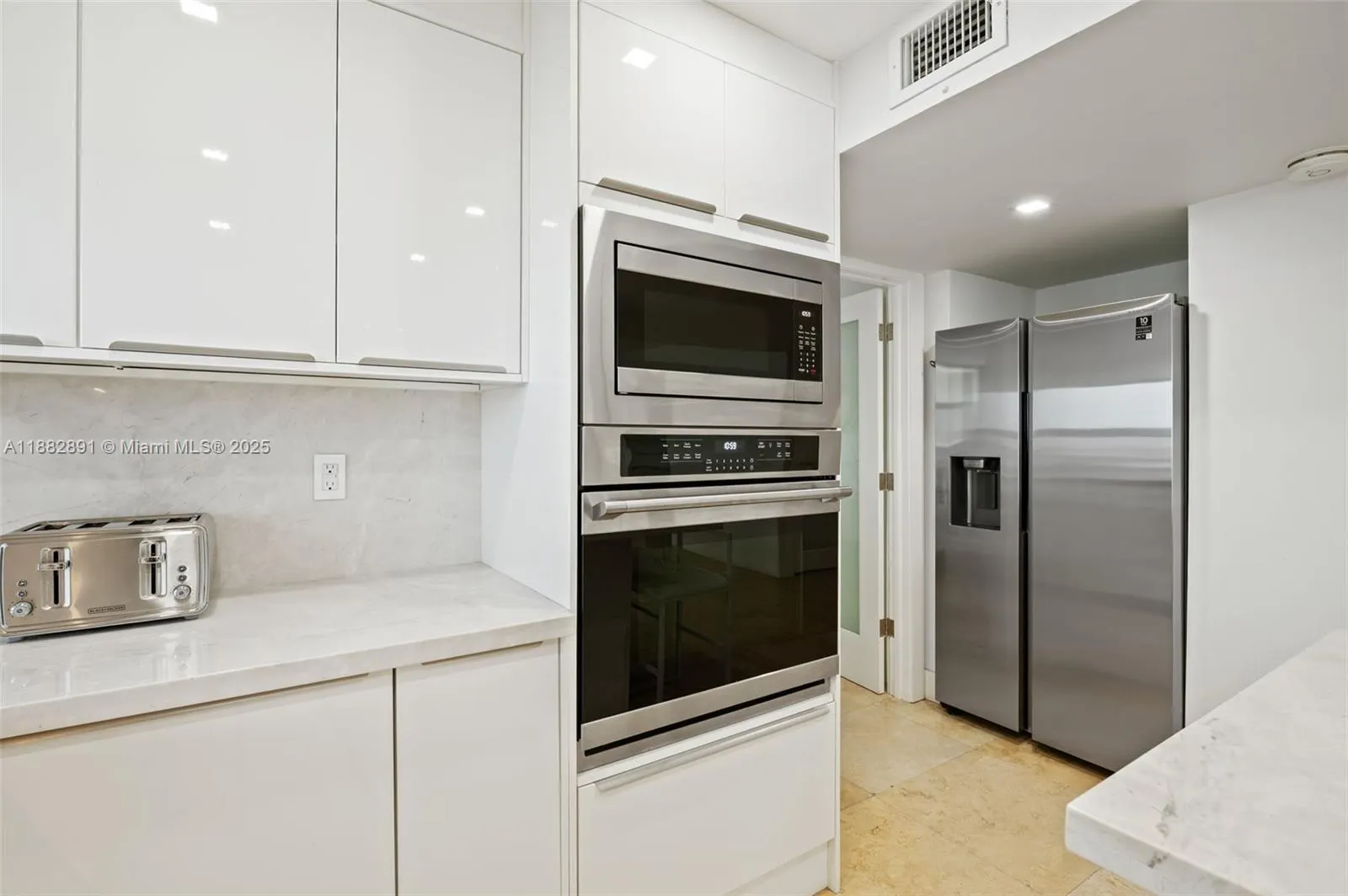 555 NE 30th St, #901