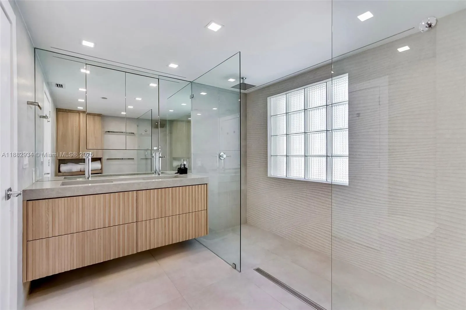 1455 Ocean Dr, #811