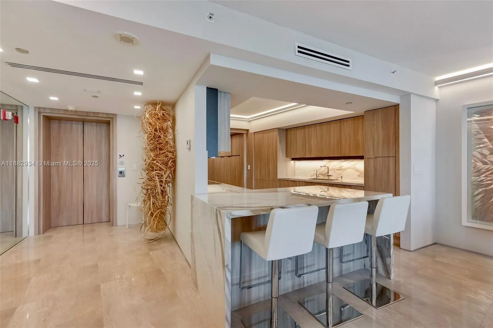 1455 Ocean Dr, #811