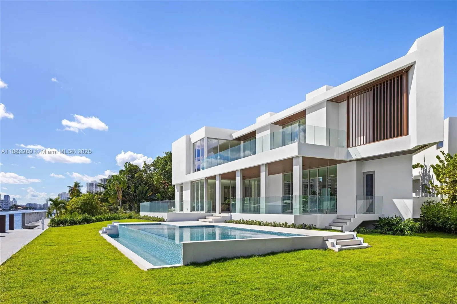 503 Palm Dr
