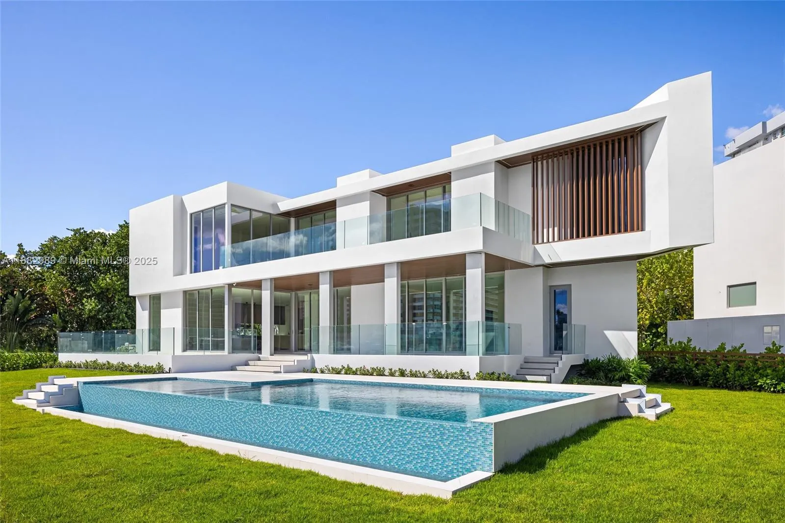 503 Palm Dr