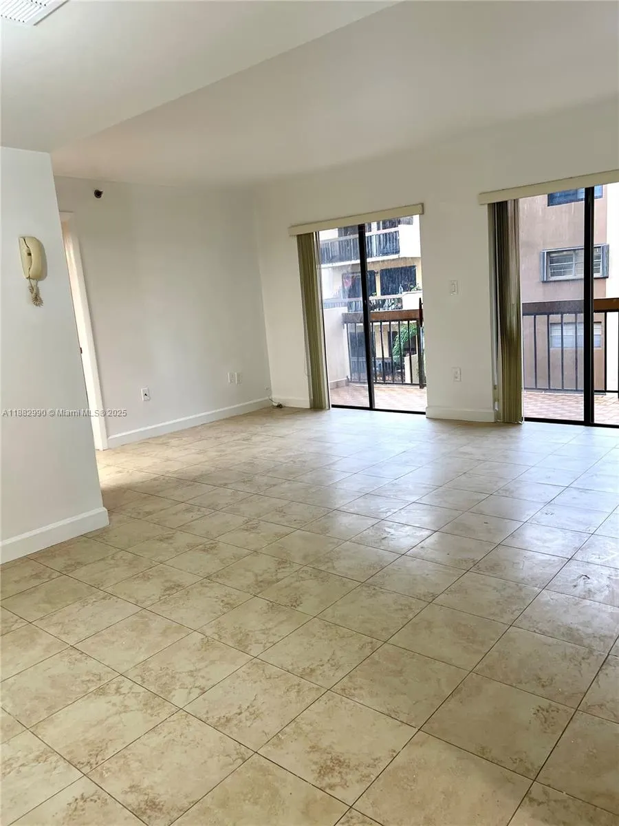 5249 NW 7th St, #303