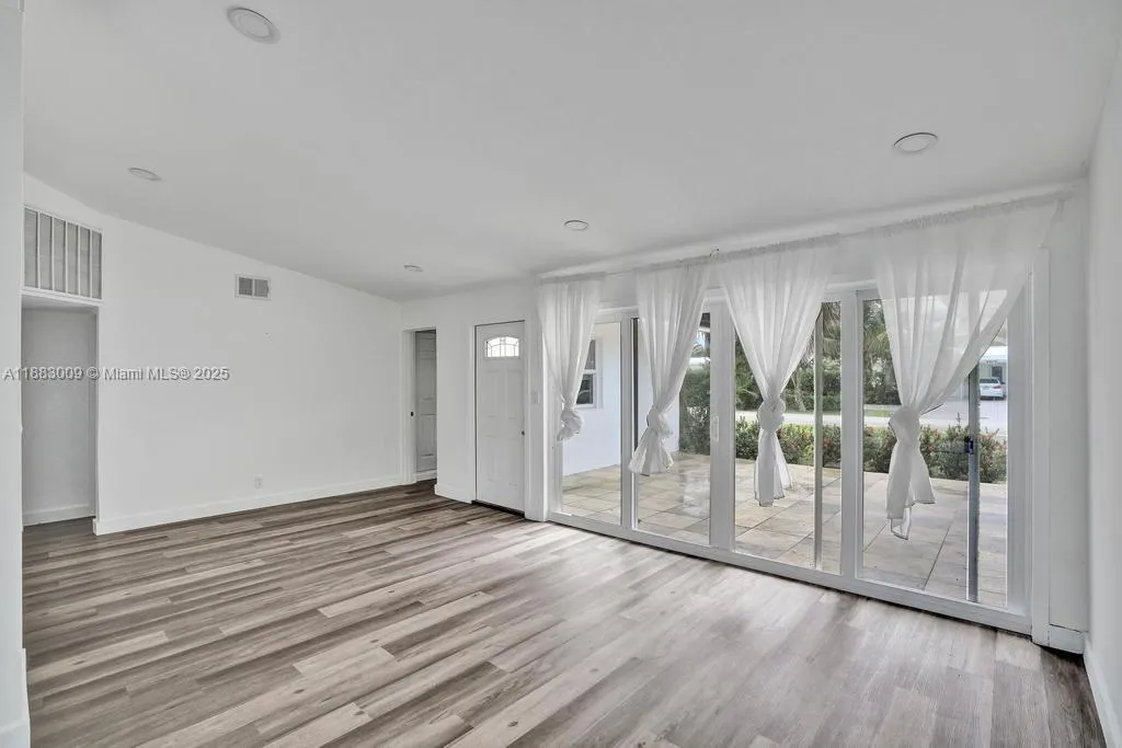 2512 Gulfstream Ln