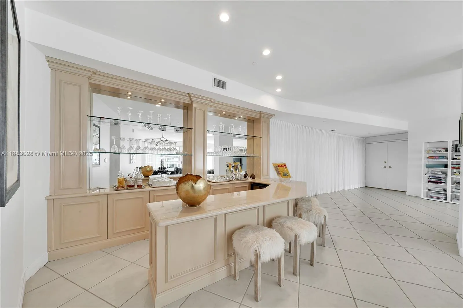 9601 Collins Ave, #809