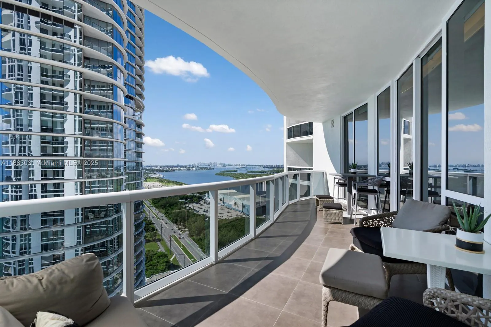 15811 Collins Ave, #2907