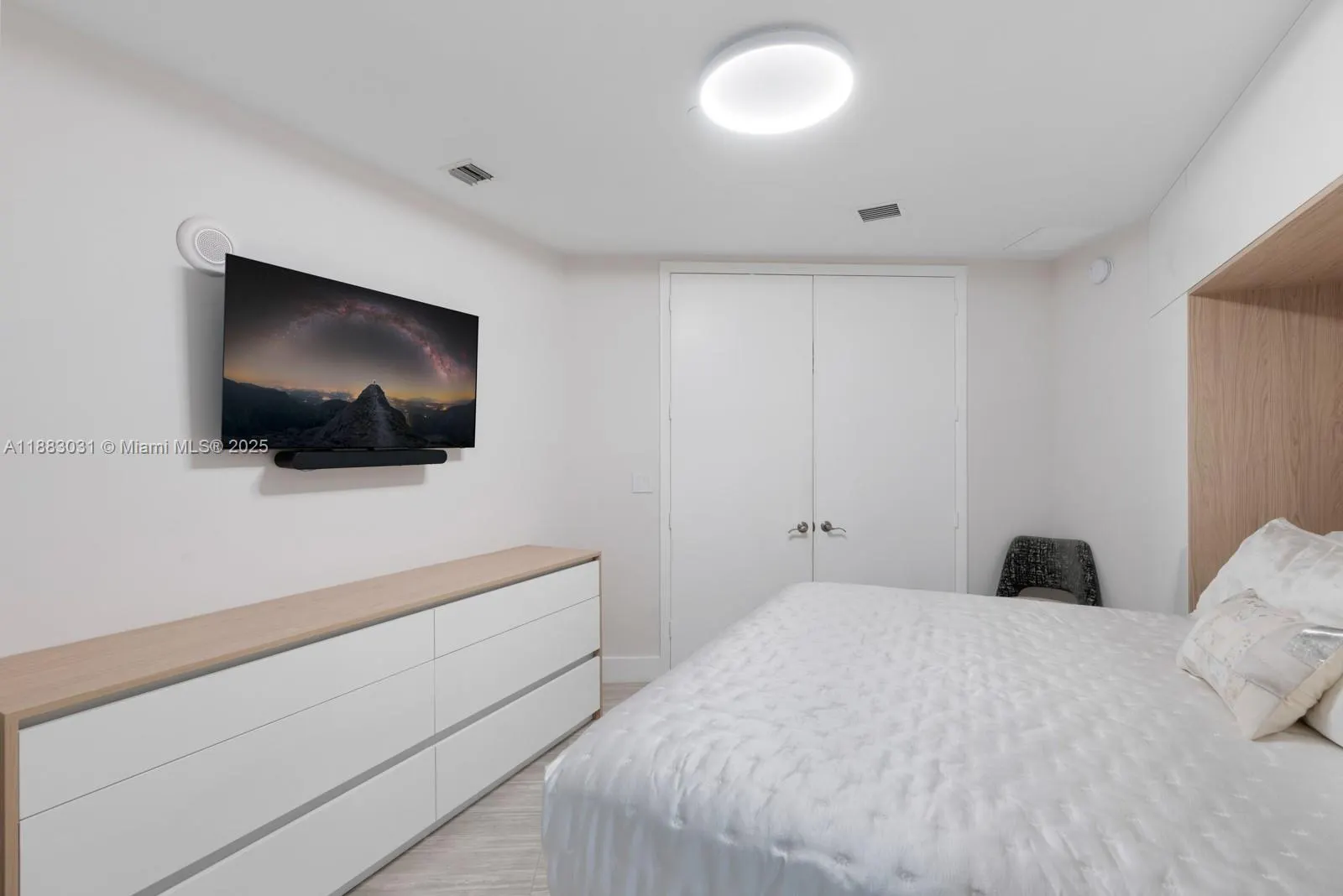 15811 Collins Ave, #2907
