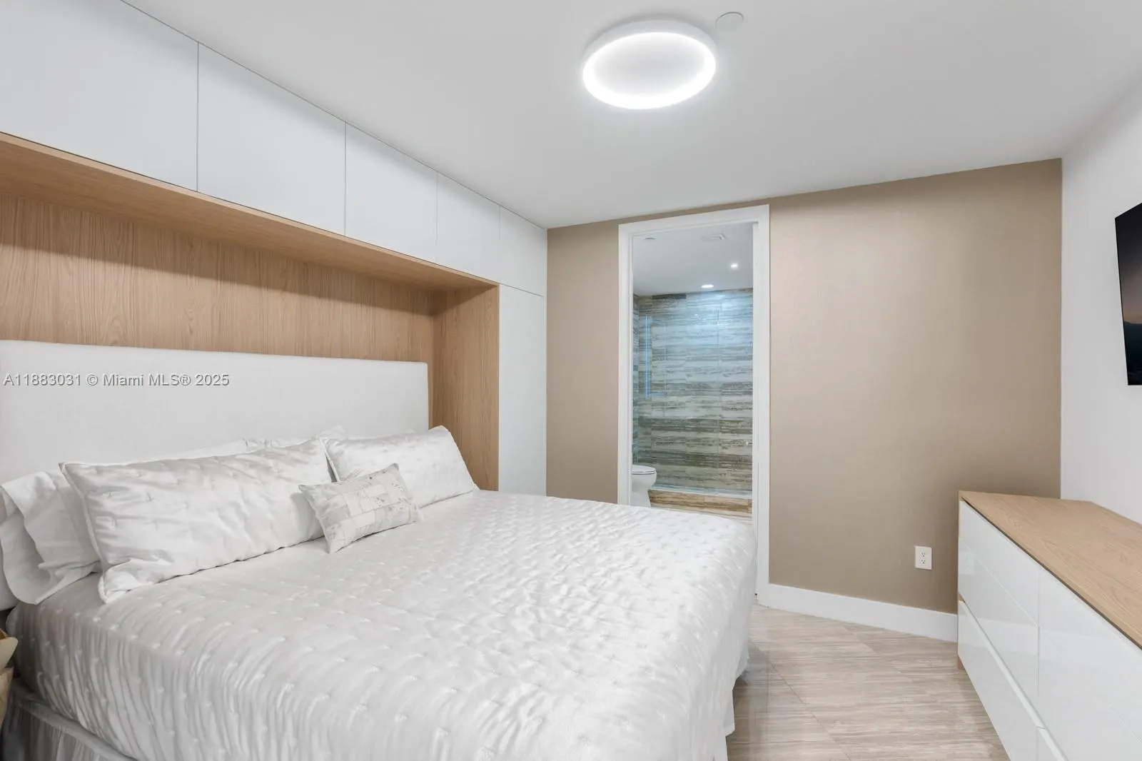 15811 Collins Ave, #2907