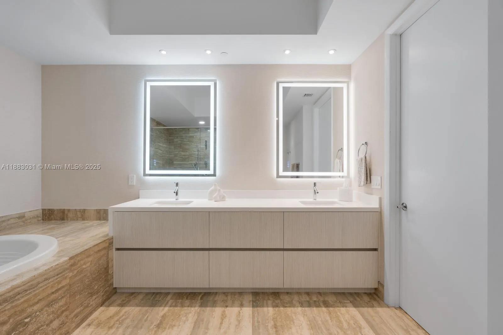 15811 Collins Ave, #2907